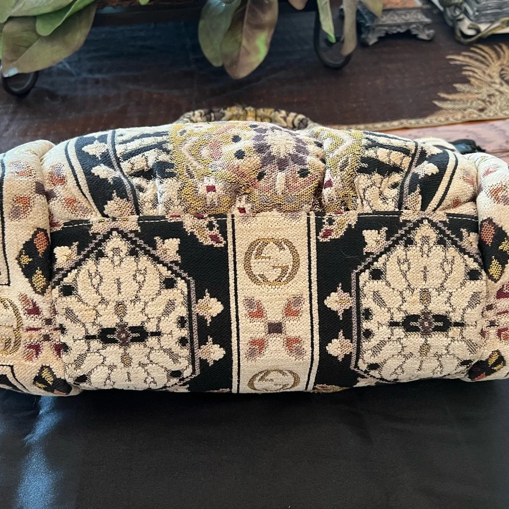 Elegant Authentic Gucci Tapestry Handbag - Picture 6 of 15